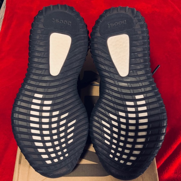 Yeezy Boost 350 v2 Bred - Picture 3 of 8